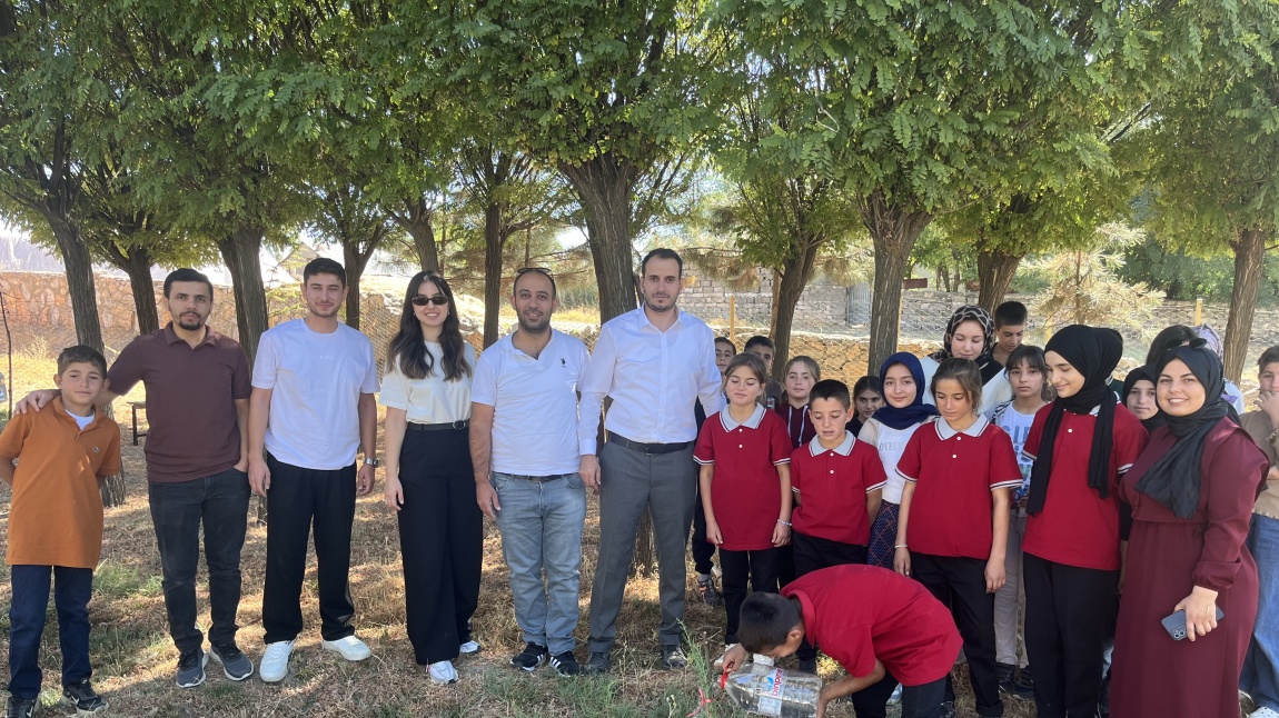 HER ÇOCUK BİR FİDAN İLK DERS YEŞİL VATAN